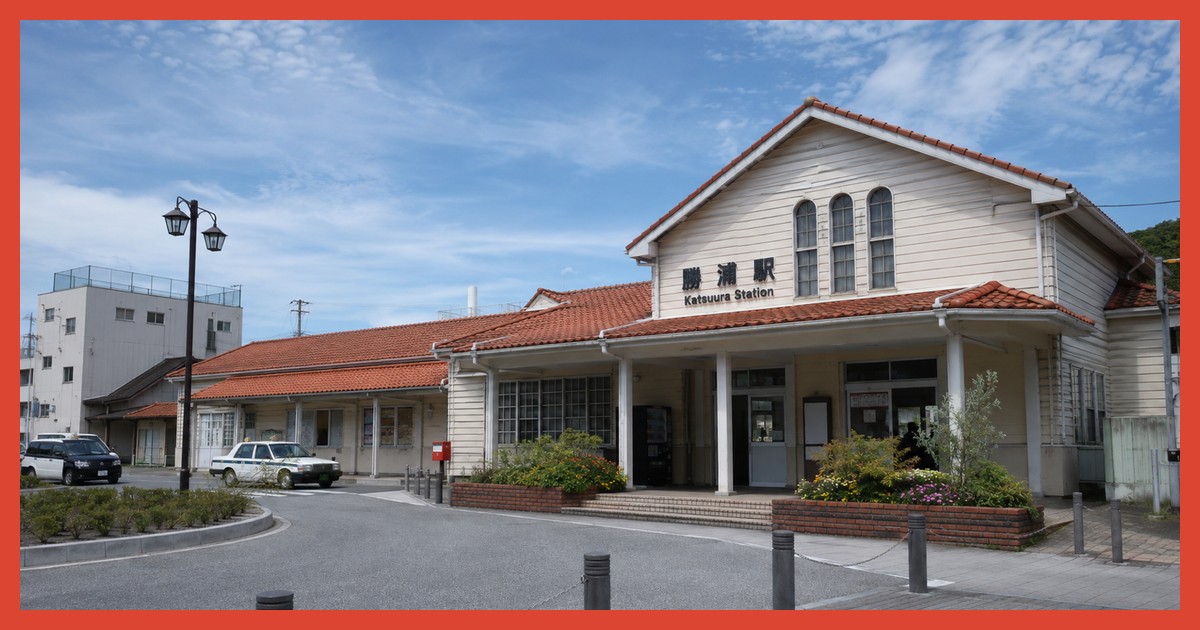 勝浦駅前の風景